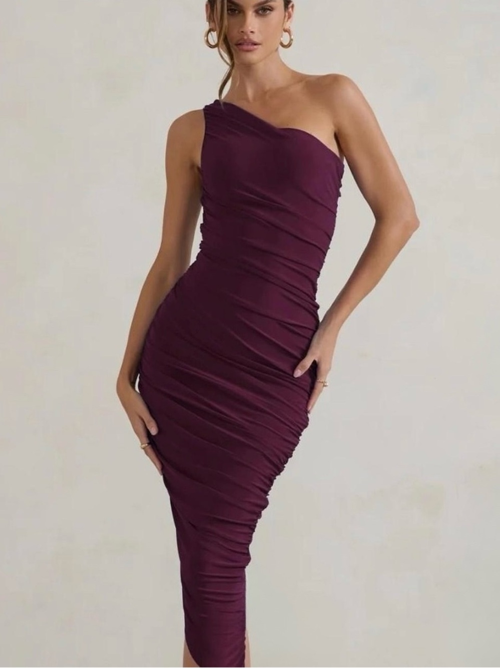 Club London One-Shoulder Ruched Midi Dress in Plum